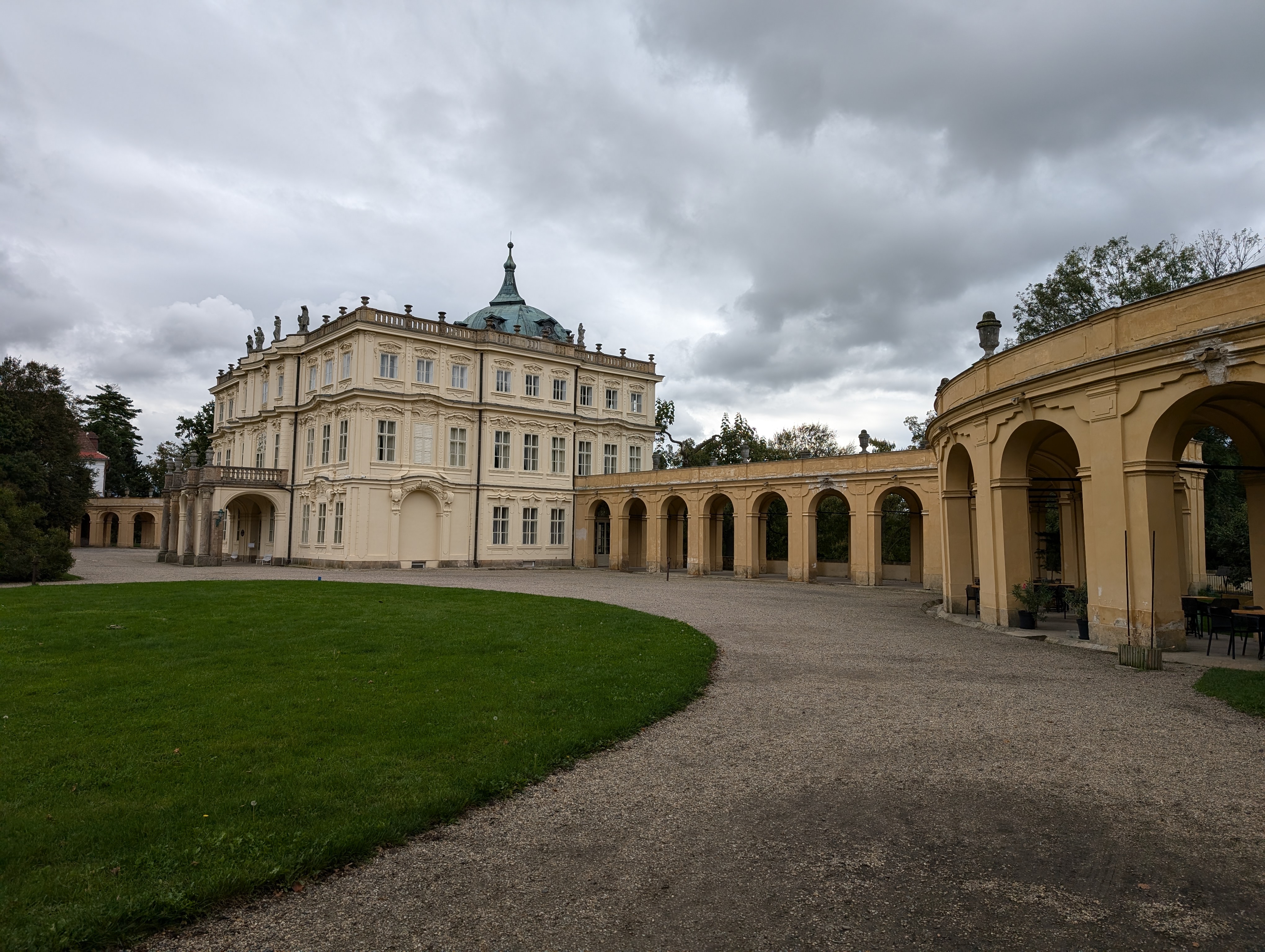 Blick auf Schloss Ploskovice