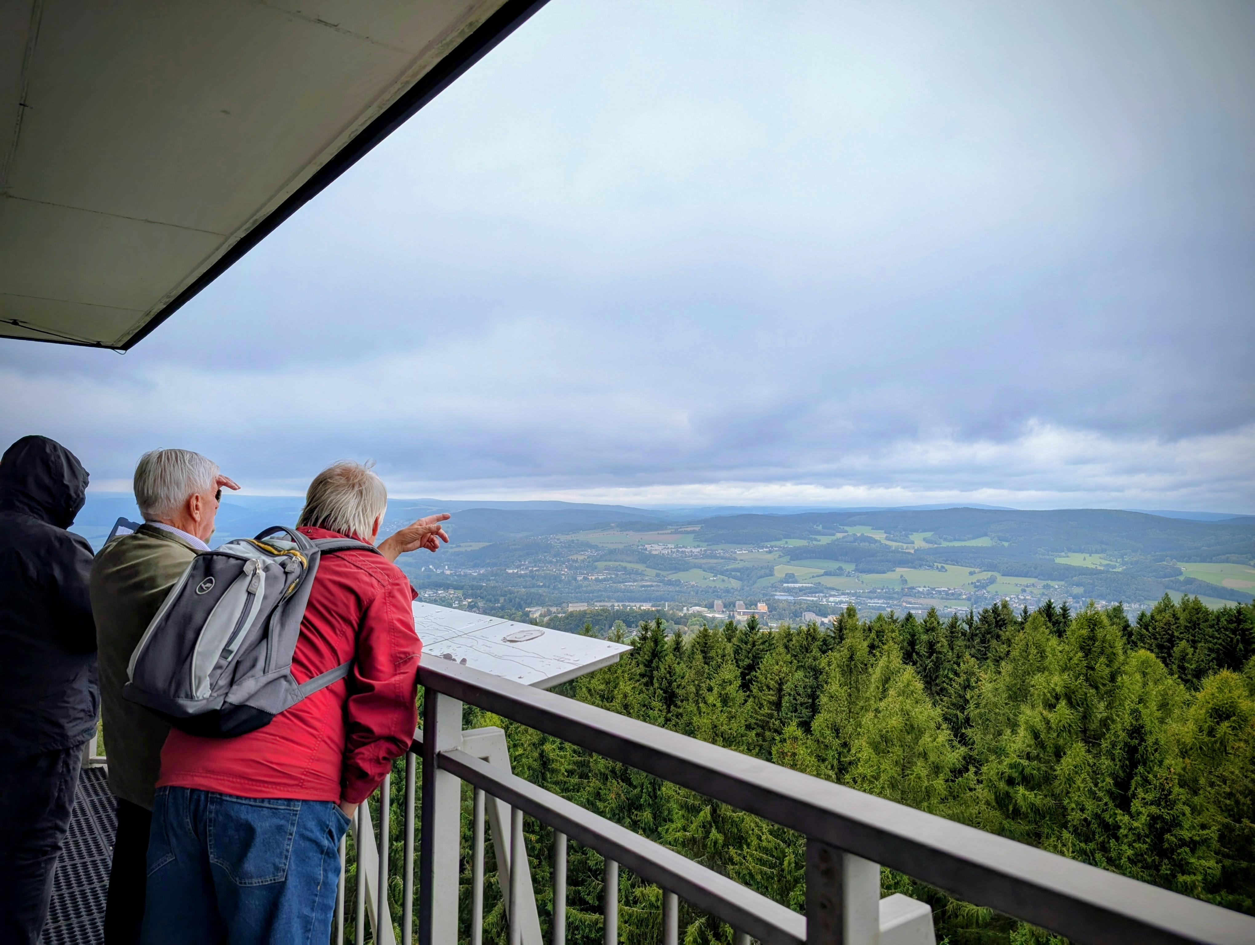 Personen auf dem König-Albert-Turm betrachten die Aussicht.