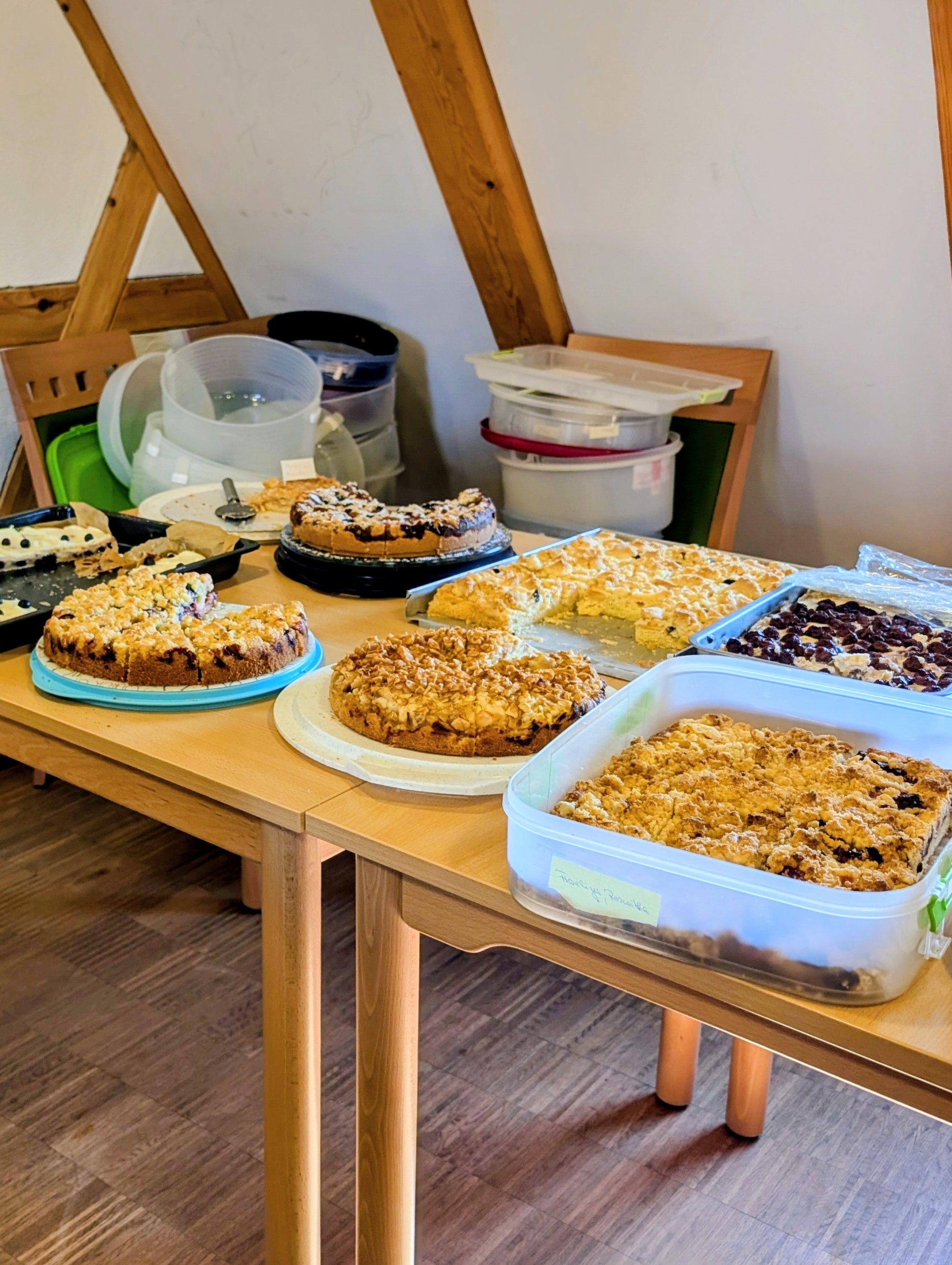 Das Bild zeigt das Kuchenbuffet vom Herbstfest. Kuchen sind auf zusammengerückten Tischen aufgestellt.